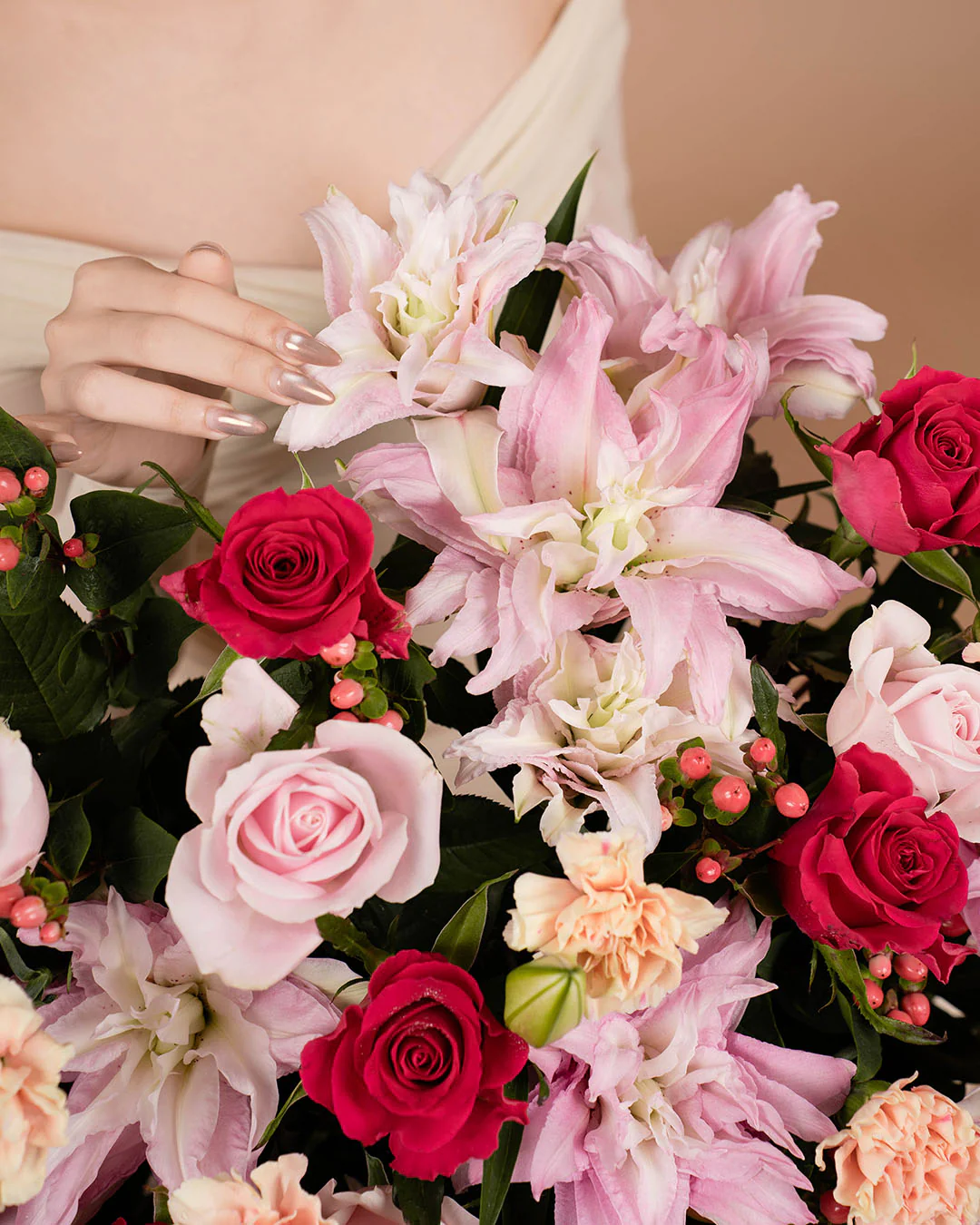 Luxe Beatrice Rose Lily Flower Box - Image 4